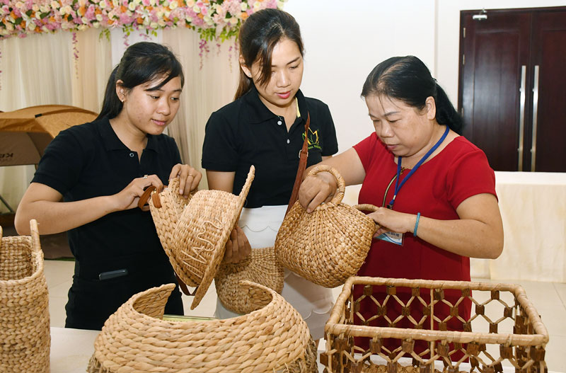 Sản phẩm hàng thủ công mỹ nghệ từ dừa góp phần nâng cao thu nhập cho người nghèo nông thôn.