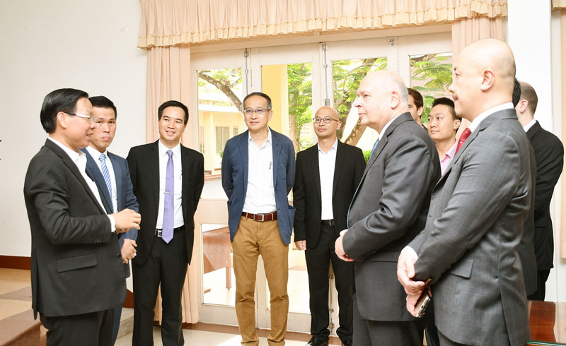Bí thư Tỉnh ủy Phan Văn Mãi (bìa trái) trao đổi với các chuyên gia về xây dựng tầm nhìn chiến lược phát triển tỉnh Bến Tre. Ảnh: Hữu Hiệp