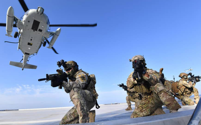 Các thành viên lực lượng đặc biệt của Hải quân Hàn Quốc triển khai quân từ máy bay trực thăng UH-60 trong cuộc tập trận. (Ảnh: AP)