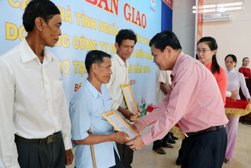 Các hộ khó khăn về nhà ở nhận quyết định bàn giao nhà và quà do Tổng Công ty Điện lực miền Nam trao tặng.