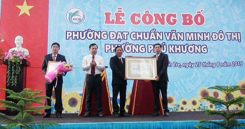 Lãnh đạo phường Phú Khương đón nhận bằng công nhận phường đạt chuẩn văn minh đô thị.