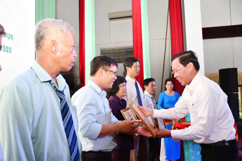 Bí thư Tỉnh ủy Phan Văn Mãi trao tặng bằng khen cho các các nhân