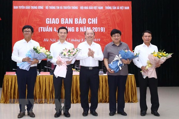 Ông Võ Văn Phuông - Phó trưởng ban Thường trực Ban Tuyên giáo Trung ương tặng hoa chúc mừng 4 cơ quan: Bộ Thông tin và Truyền thông, Thông tấn xã Việt Nam, Đài Truyền hình Việt Nam và Đài tiếng nói Việt Nam. (Ảnh: Minh Quyết/TTXVN)