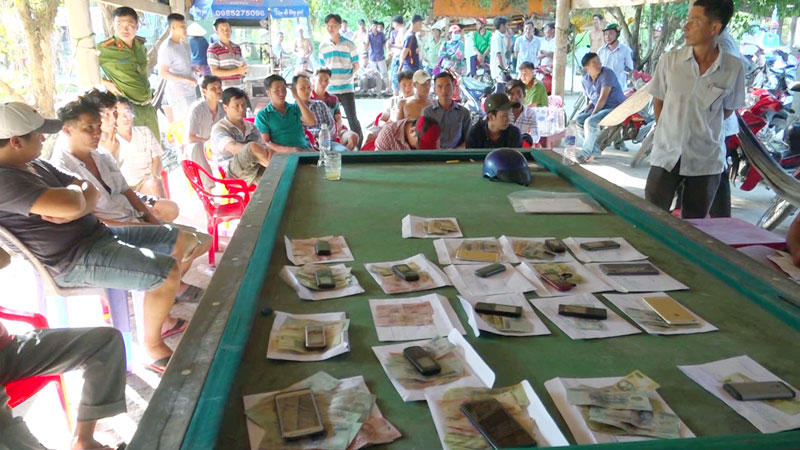 Lực lượng Công an bắt quả tang nhóm đối tượng tổ chức đá gà qua mạng internet ở xã Cẩm Sơn, huyện Mỏ Cày Nam.