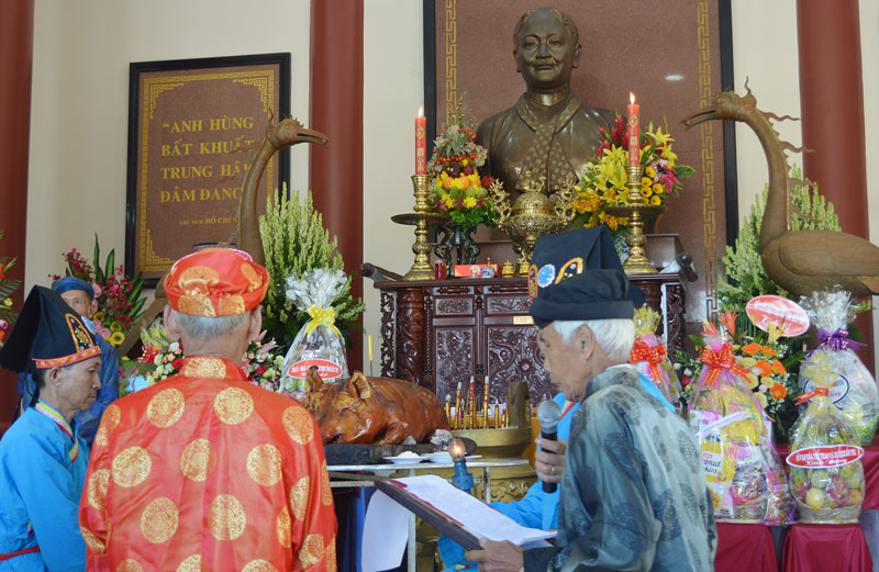 Thực hiện nghi thức lễ tưởng niệm ngày mất Nữ tướng Nguyễn Thị Định tại đền thờ của bà.