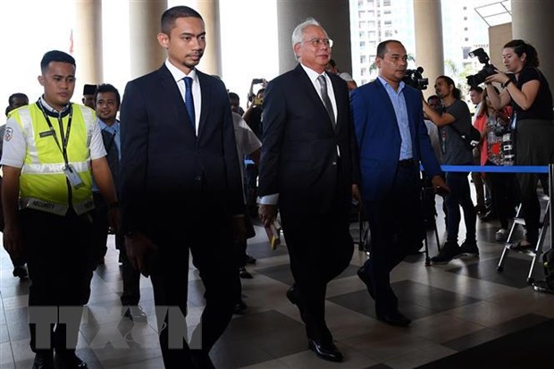 Cựu Thủ tướng Malaysia Najib Razak (giữa, hàng đầu) tới tòa án tối cao Kuala Lumpur. (Ảnh: AFP/TTXVN)