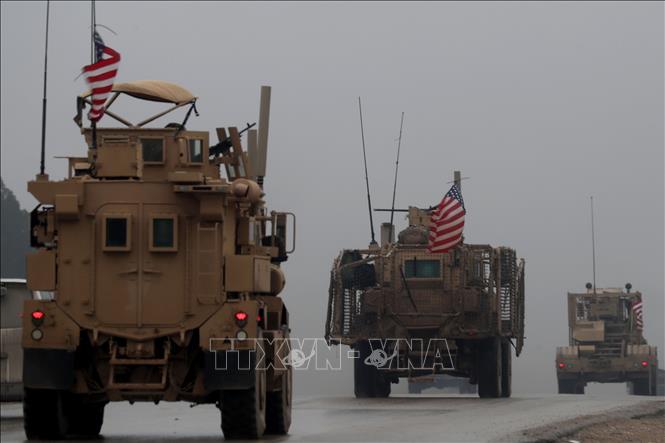 Thổ Nhĩ Kỳ thúc ép Mỹ nhanh chóng thiết lập vùng an toàn ở phía Bắc Syria Đoàn xe quân sự Mỹ được triển khai tại thành phố Manbij, miền Bắc Syria. Ảnh: AFP/TTXVN