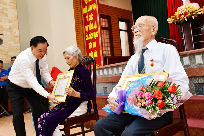 Phó bí thư Thường trực Tỉnh ủy Trần Ngọc Tam trao huy hiệu. Ảnh Hữu Hiệp