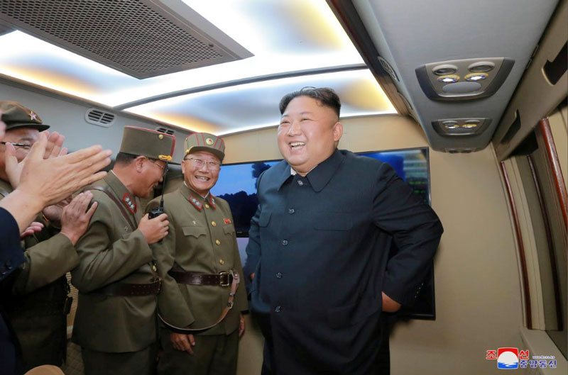 Nhà lãnh đạo Triều Tiên Kim Jong Un chỉ đạo trong một vụ thử nghiệm tên lửa vào tháng 8-2019. Ảnh: Reuter