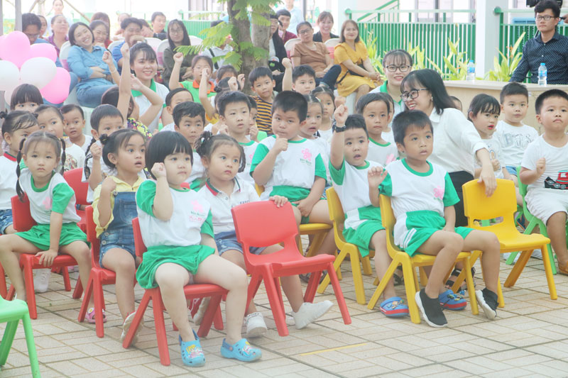 Trường Mầm non quốc tế Bảo Quyên tổ chức Ngày hội bé đến trường Trẻ tham gia trò chơi tại Ngày hội bé đến trường