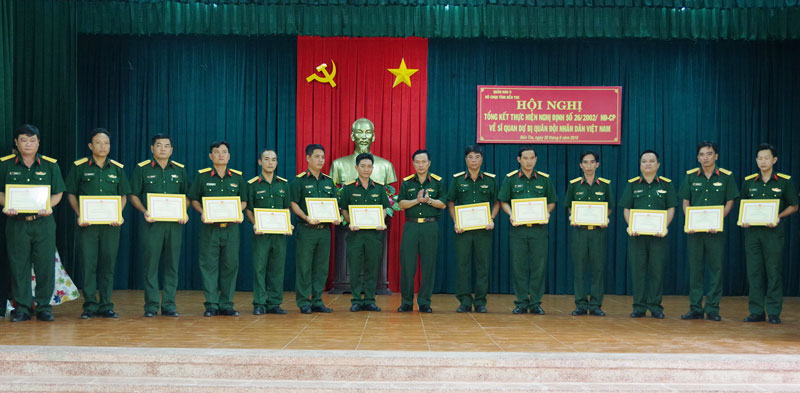 Tổng kết thực hiện Nghị định 26 về sĩ quan dự bị Quân đội nhân dân Việt Nam Đại tá Nguyễn Minh Triều - Chỉ huy trưởng Bộ CHQS tỉnh trao thưởng cho các tập thể và cá nhân.
