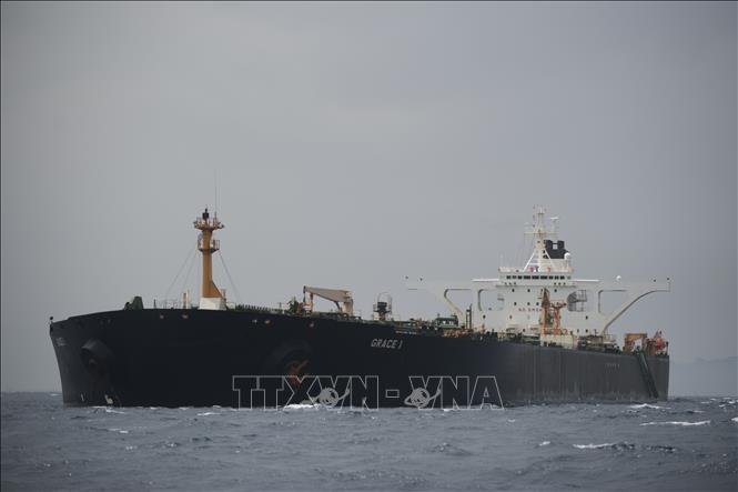 Tàu chở dầu Adrian Darya (tên cũ là Grace 1) của Iran ở ngoài khơi Gibraltar, ngày 6-7-2019. Ảnh: AFP/TTXVN