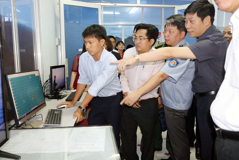 Lợi ích từ việc lắp đặt thiết bị giám sát hành trình Đoàn công tác của Bộ Nông nghiệp và Phát triển nông thôn kiểm tra hệ thống giám sát đặt tại Chi cục Thủy sản tỉnh.