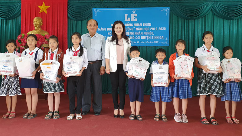 Lãnh đạo huyện trao học bổng cho học sinh nghèo.