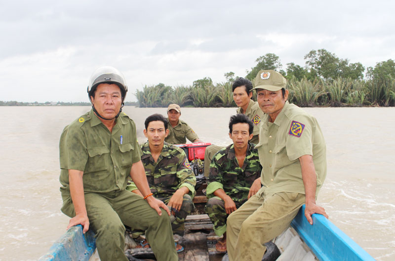 Đội dân phòng trên đường tuần tra.