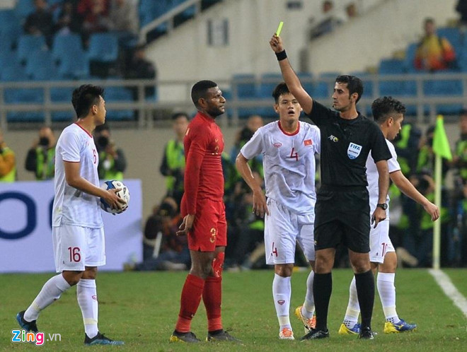 Trọng tài Al-Adba rút thẻ vàng dành cho Wanewar Marinus của U23 Indonesia. Ảnh: Zing