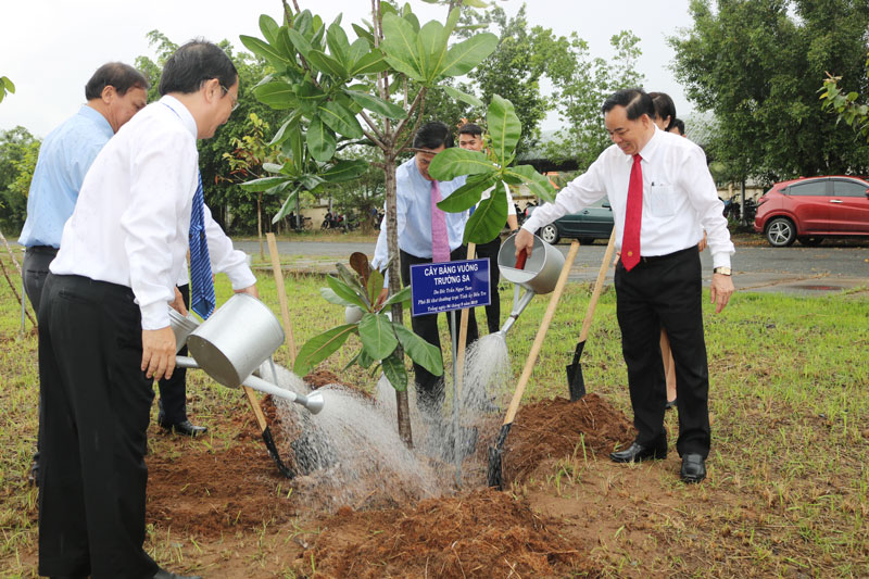 Phân hiệu Đại học Quốc gia TP. Hồ Chí Minh tại Bến Tre khai giảng năm học 2019-2020 Phó Bí thư Thường trực Tỉnh ủy Trần Ngọc Tam và các đại biểu trồng cây chào mừng năm học 2019-2020