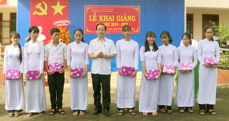 Bí thư Huyện ủy Nguyễn Trúc Sơn trao học bổng cho các em học sinh. Ảnh: Minh Mừng