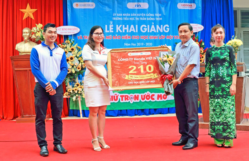 Lễ trao tặng mũ bảo hiểm cho học sinh lớp 1 toàn quốc năm học 2019-2020 Trao tặng nón bảo hiểm tại Trường Tiểu học Thị trấn Giồng Trôm.