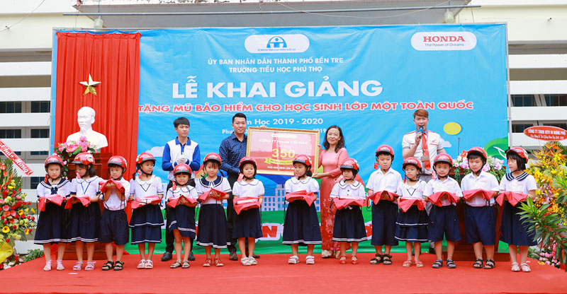 Lễ trao tặng mũ bảo hiểm cho học sinh lớp 1 toàn quốc năm học 2019-2020 Trao tặng nón bảo hiểm tại Trường Tiểu học Phú Thọ.