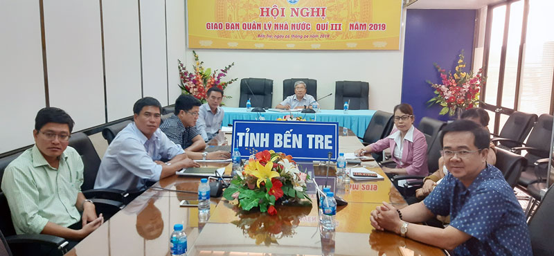 Đại biểu tham dự hội nghị trực tuyến tại điểm cầu Bến Tre.