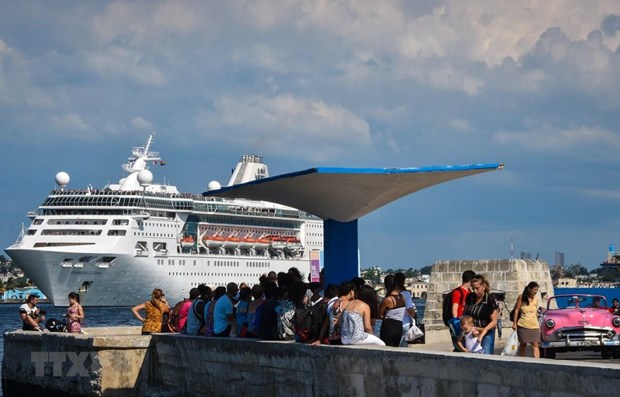 Một tàu du lịch của Mỹ rời La Habana, Cuba ngày 5-6-2019, sau khi chính quyền Mỹ áp đặt những biện pháp hạn chế du lịch đối với Cuba. Ảnh: AFP/TTXVN