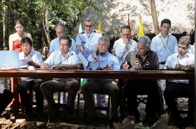 Tổng thống các nước vùng Amazon ký Hiệp ước bảo vệ rừng. Ảnh: Reuters