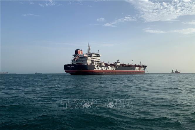 Tàu chở dầu mang cờ Anh "Stena Impero" ở gần Eo biển Hormuz ngày 21-7-2019. Ảnh: THX/TTXVN