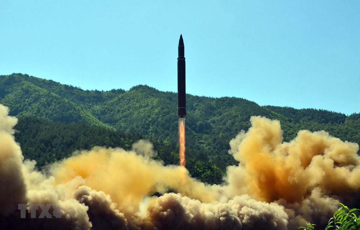 CSIS tiết lộ thêm một căn cứ tên lửa tầm trung mới của Triều Tiên Vụ thử tên lửa đạn đạo liên lục địa Hwasong-14 của Triều Tiên tại một địa điểm bí mật, ngày 4-7-2019. (Ảnh: AFP/TTXVN)