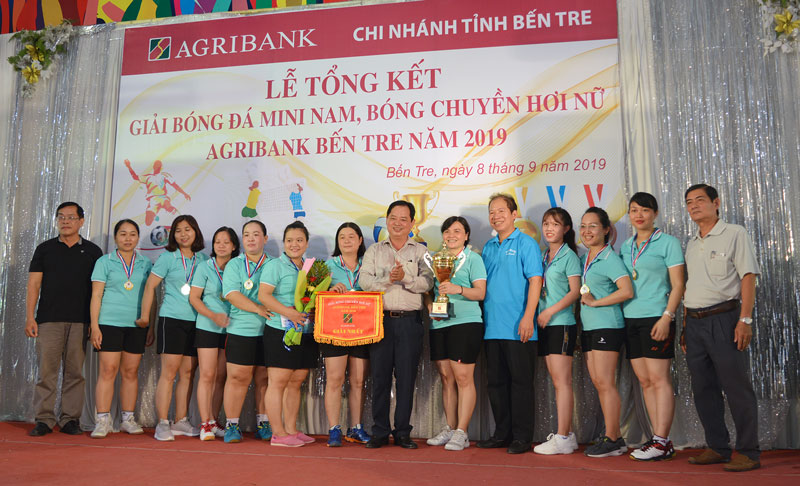 Ban Tổ chức trao giải nhất  Bóng chuyền hơi nữ.