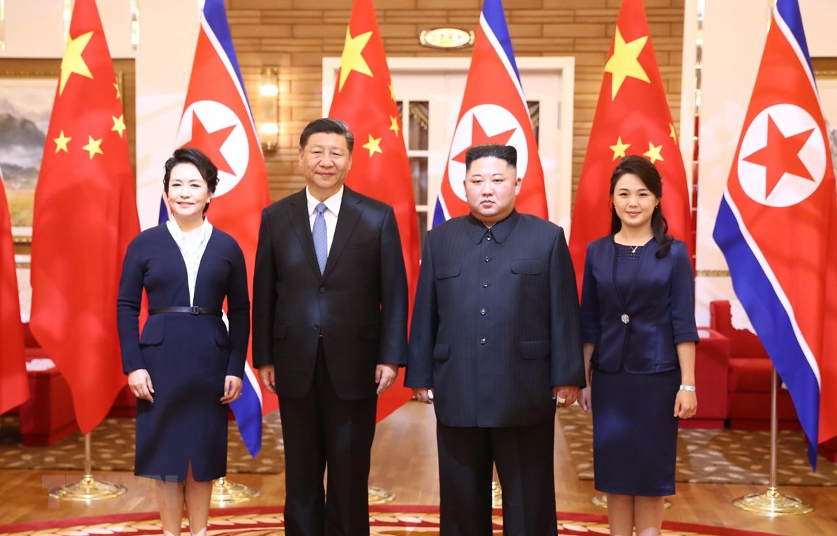 Trong ảnh: Nhà lãnh đạo Triều Tiên Kim Jong-un (thứ 2, phải) cùng phu nhân chụp ảnh chung với Chủ tịch Trung Quốc Tập Cận Bình (thứ 2, trái) cùng phu nhân đang ở thăm Bình Nhưỡng ngày 20-6-2019. (Nguồn: THX/TTXVN)