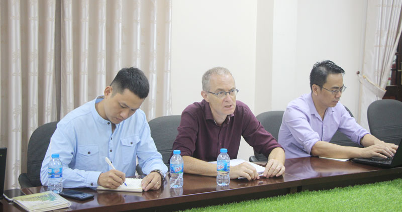 Phó chủ tịch UBND tỉnh Nguyễn Hữu Lập tiếp đoàn giám sát IFAD Ông Kees Blok - Trưởng đoàn giám sát đánh giá cao kết quả thực hiện các dự án tại Bến Tre.
