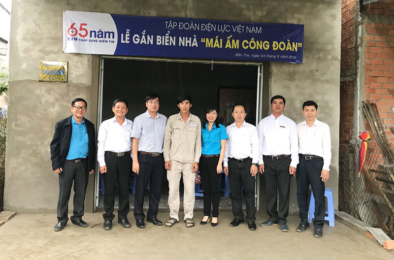 Lễ bàn giao nhà “Mái ấm Công đoàn” cho anh Lê Văn Truyền.