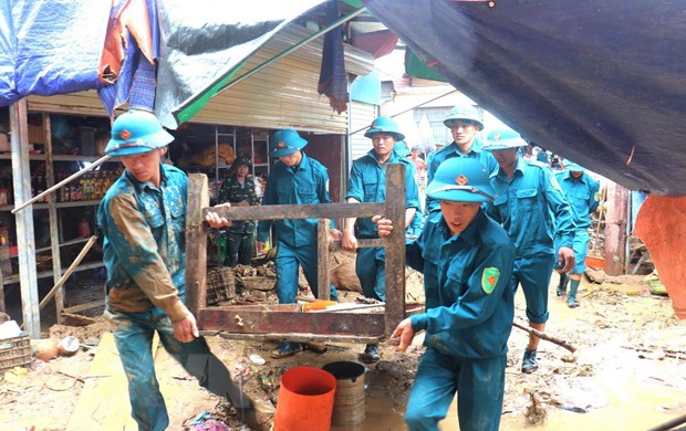 Khắc phục hậu quả do mưa lớn gây ngập úng cục bộ tại thị trấn Yên Minh, huyện Yên Minh, tỉnh Hà Giang. Ảnh: TTXVN