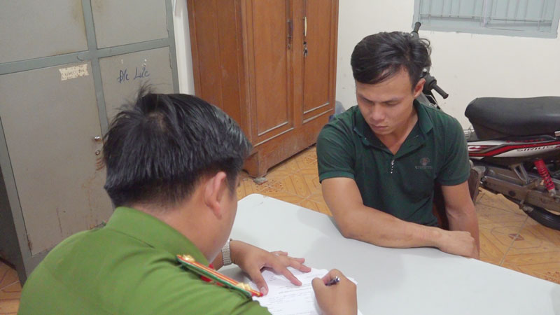 Cảnh giác với các thủ đoạn lừa đảo chiếm đoạt tài sản Công an huyện Châu Thành làm việc với đối tượng lừa đảo chiếm đoạt tài sản.