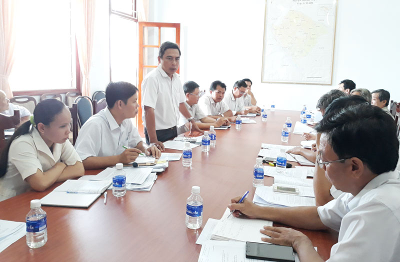 Chủ tịch UBND huyện Nguyễn Văn Bé Sáu phát biểu chỉ đạo tại cuộc họp