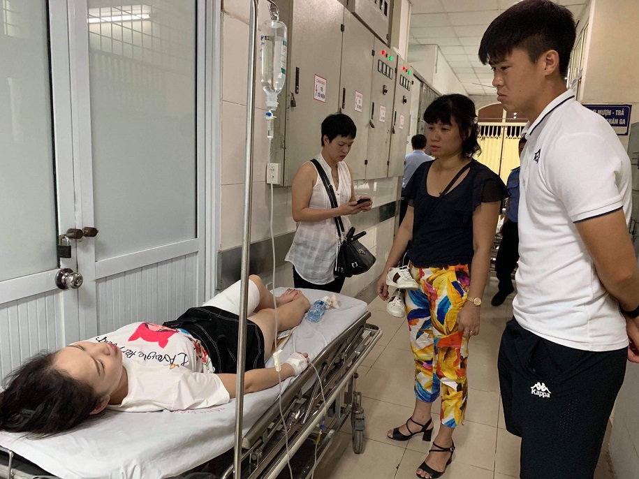 Vết thương của nữ CĐV bị trúng pháo sáng rất nặng.