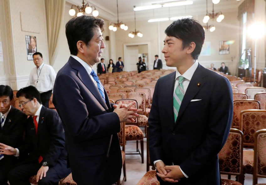 Thủ tướng Nhật Bản Shinzo Abe và ông Shinjiro Koizumi, con trai cựu Thủ tướng Nhật Bản Koizumi Junichiro. Ảnh: Reuters