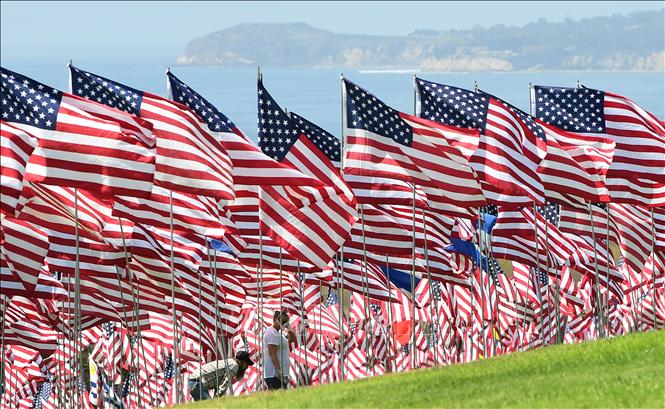 Quốc kỳ Mỹ tại lễ tưởng niệm các nạn nhân vụ khủng bố 11-9 ở Malibu, California, Mỹ. Ảnh: AFP/TTXVN