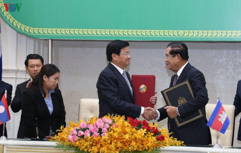 Thủ tướng Campuchia Samdech Hun Sen và Thủ tướng Lào ký tuyên bố chung.