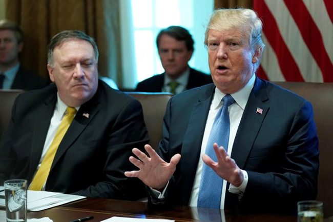 Ngoại trưởng Pompeo (trái) không có ý định kiêm nhiệm chức Cố vấn An ninh Quốc gia. Ảnh: Reuters