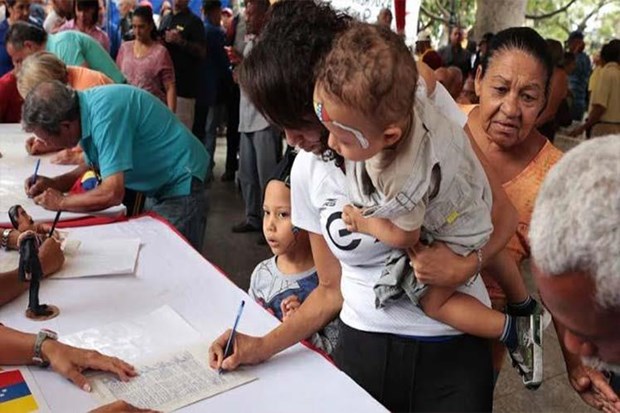 Người dân Venezuela ký tên phản đối các biện pháp bao vây kinh tế mà chính phủ Mỹ. Nguồn: Prensa Latina