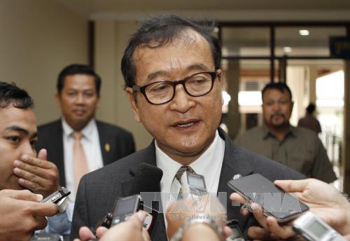 Tòa án Campuchia phát lệnh bắt thủ lĩnh đối lập lưu vong Ông Sam Rainsy trả lời phỏng vấn tại Phnom Penh hồi cuối năm 2014. Ảnh: AFP/TTXVN