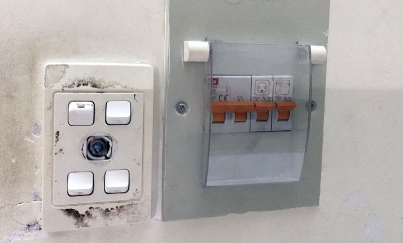 Cần thay thế các thiết bị điện đạt chuẩn để đảm bảo an toàn khi sử dụng. Ảnh: Thư Kỳ