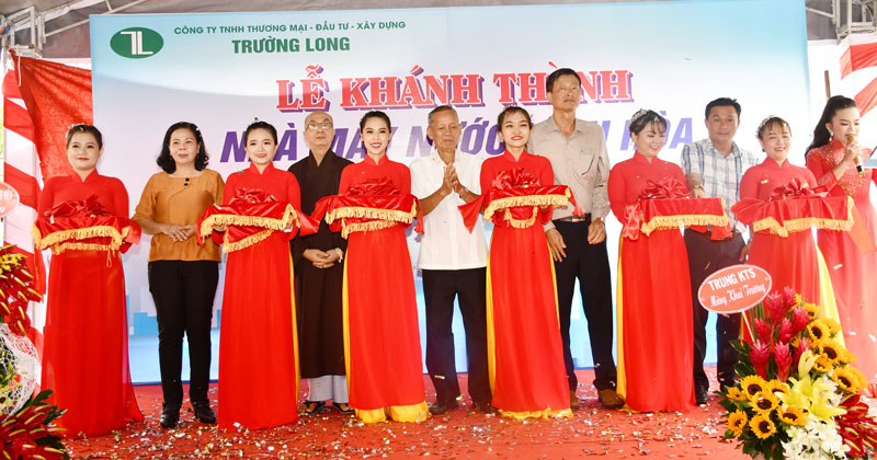 Khánh thành nhà máy nước Vĩnh Hòa Cắt băng khánh thành nhà máy.