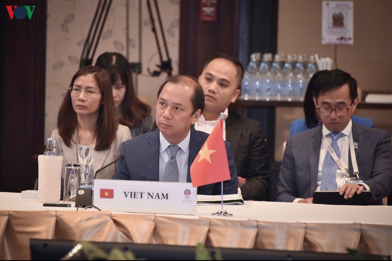 Thứ trưởng Bộ Ngoại giao Nguyễn Quốc Dũng, Trưởng SOM ASEAN Việt Nam, dẫn đầu đoàn Việt Nam tham dự các Hội nghị.