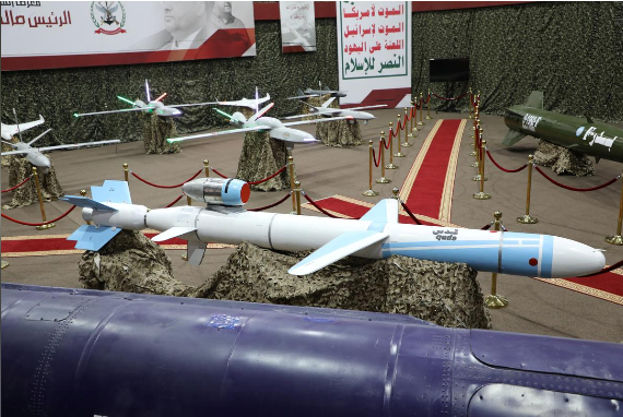 Phiến quân Houthi tuyên bố có vũ khí mới, đe dọa tấn công UAE Tên lửa và máy bay không người lái tại một triển lãm ở Yemen. Ảnh: Reuters.
