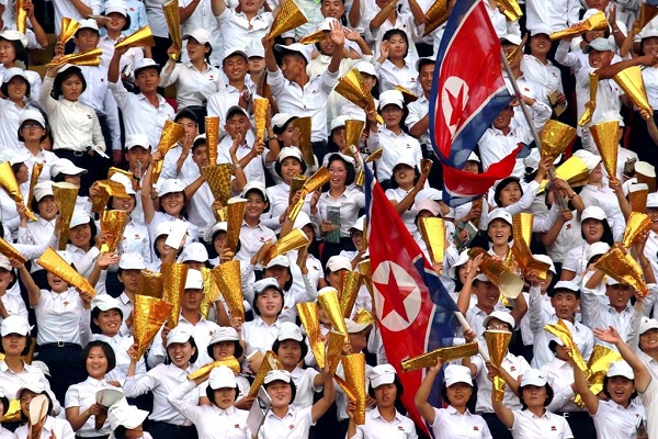 CĐV Triều Tiên ăn mừng trong trận đấu với Lebanon trên SVĐ Kim Nhật Thành, Bình Nhưỡng. Ảnh: AP