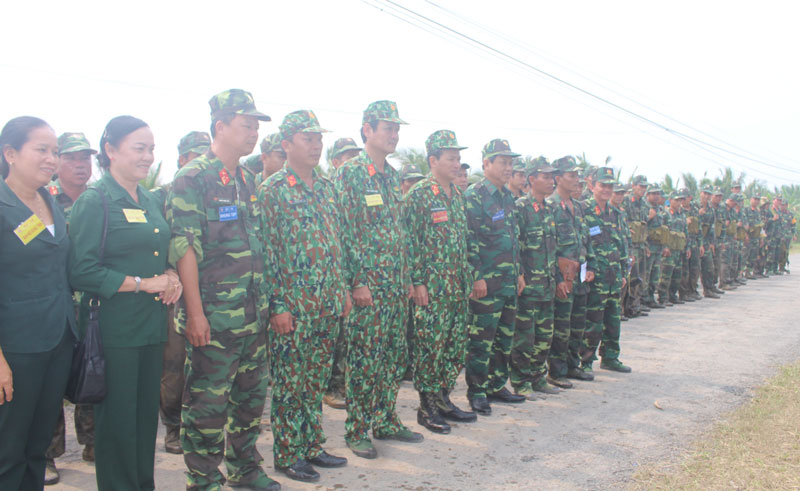 Đại biểu chụp ảnh lưu niệm cùng Đại đội Bộ binh sau phần thực binh.