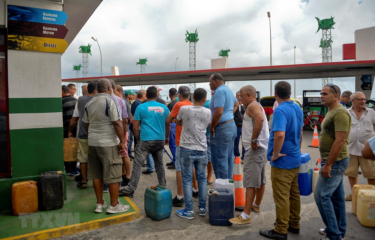 Người dân xếp hàng chờ mua xăng tại trạm xăng ở La Habana, Cuba, ngày 12-9-2019. (Ảnh: AFP/ TTXVN)